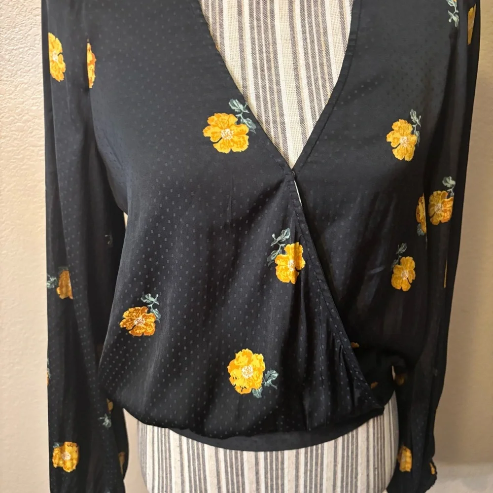 Madewell Top Small Bubble-Sleeve Wrap Top Black Floating Florets Yellow Floral - Picture 4 of 16